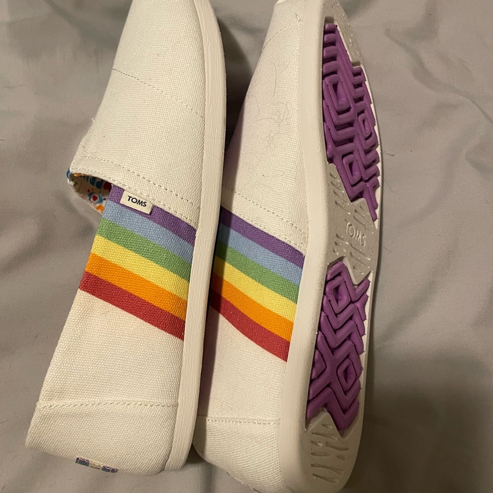 Size 11 Pride Toms